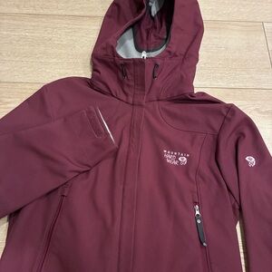 Mountain Hardwear Women's Maroon Hooded Softshell Jacket Fleece Lined Size S